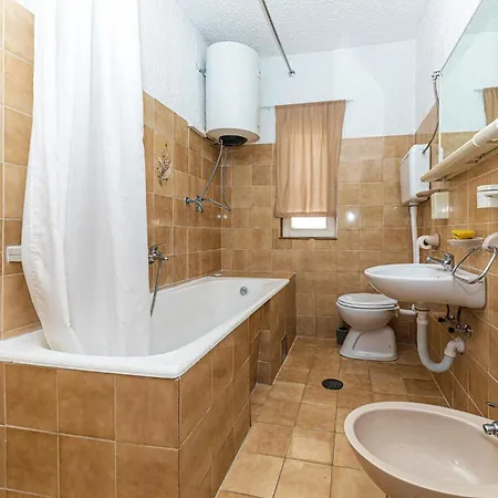 2 Bedroom In Apartment *