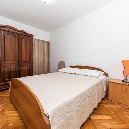 2 Bedroom In * Kastel Stari