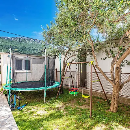 2 Bedroom In * Kastel Stari