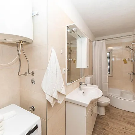 2 Bedroom In * Kastel Stari