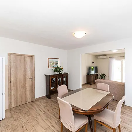 Apartment 2 Bedroom In Kastel Stari